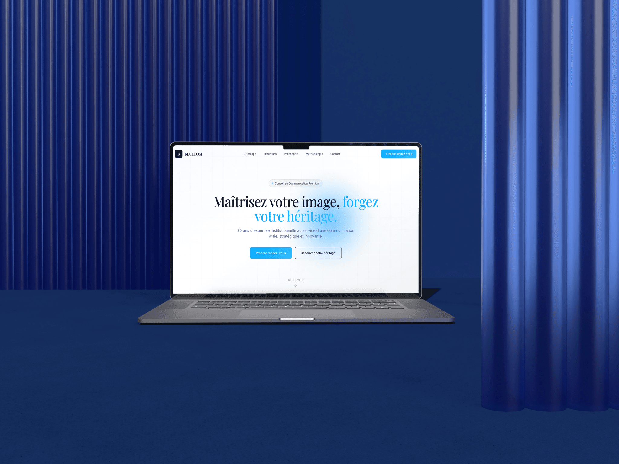 BLUECOM Stratégies laptop mockup on dark blue consulting office table